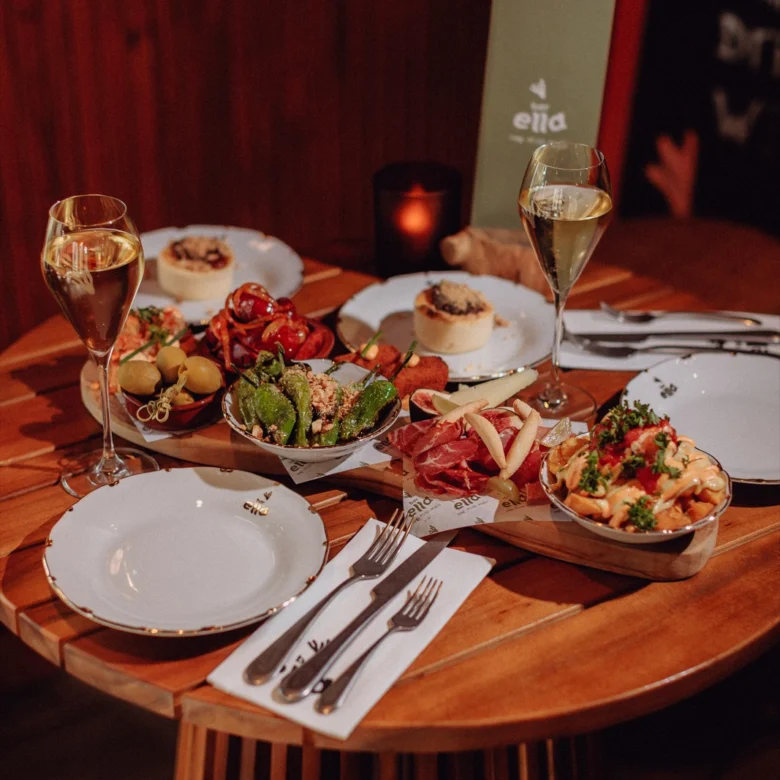 2FOR1 tapasplank met pet-nat bij Bar Ella Noordwijk