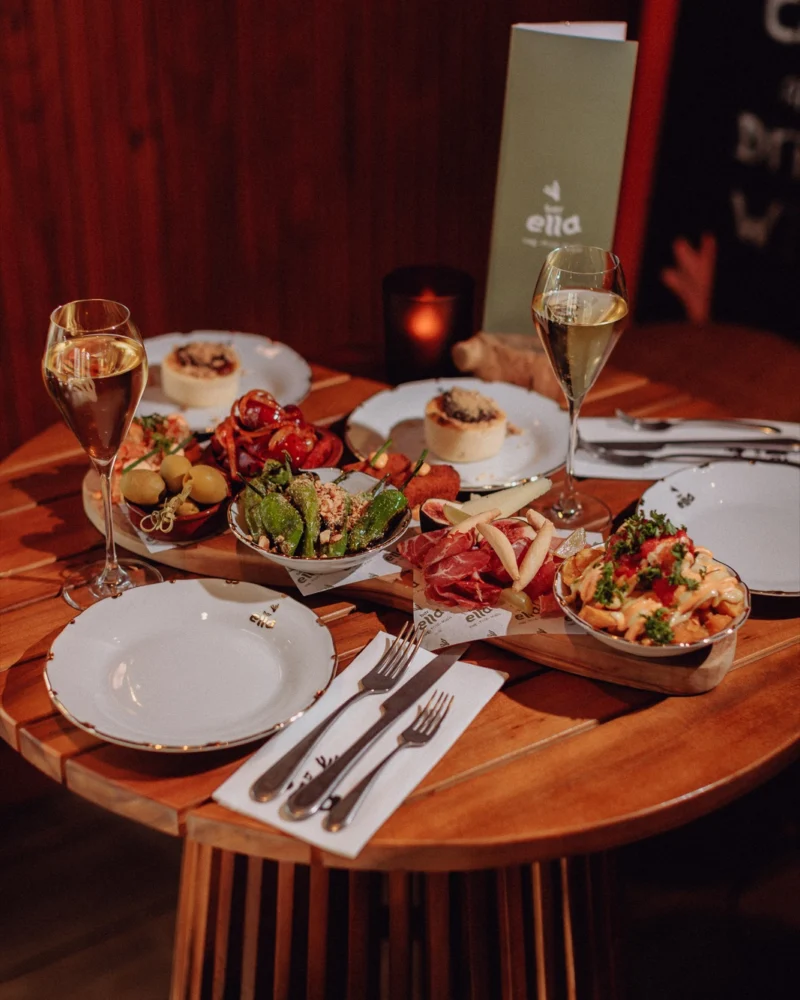 2FOR1 tapasplank met pet-nat bij Bar Ella Noordwijk