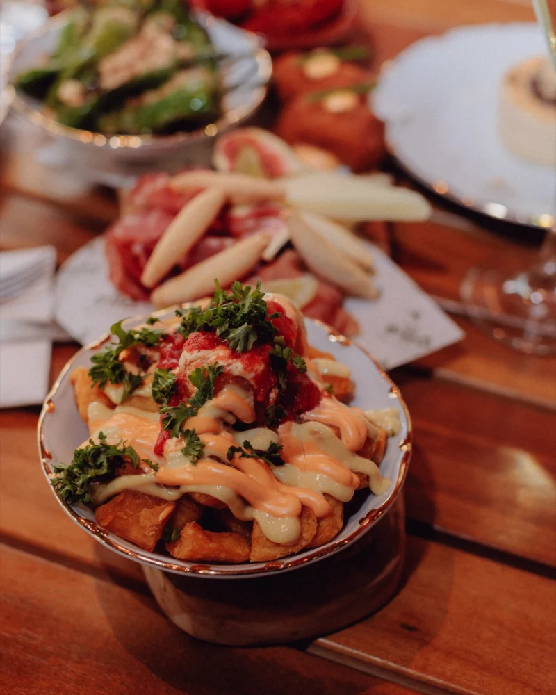 2FOR1 tapasplank met pet-nat bij Bar Ella Noordwijk