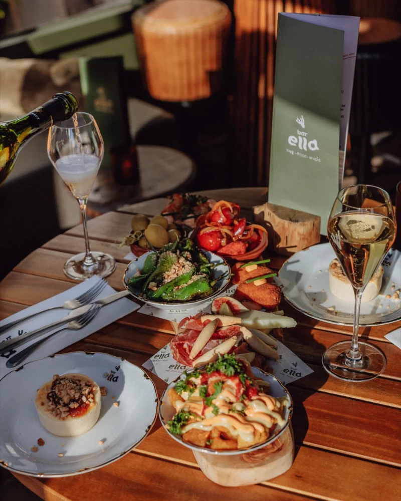 2FOR1 tapasplank met pet-nat bij Bar Ella Noordwijk