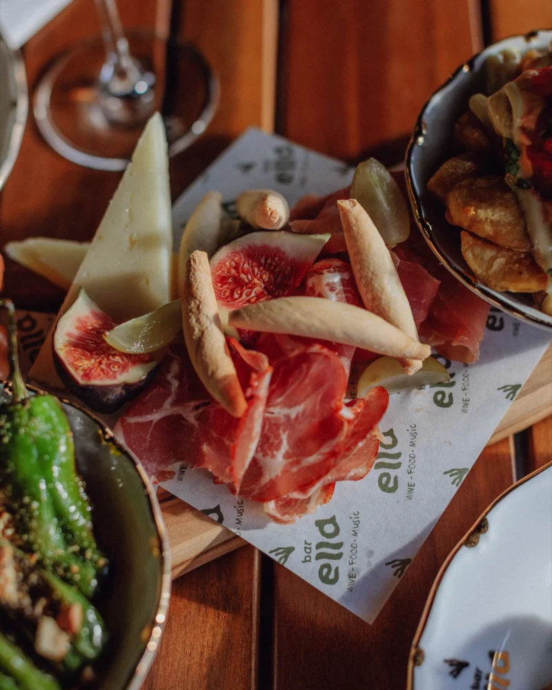 2FOR1 tapasplank met pet-nat bij Bar Ella Noordwijk
