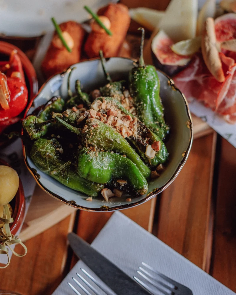 2FOR1 tapasplank met pet-nat bij Bar Ella Noordwijk