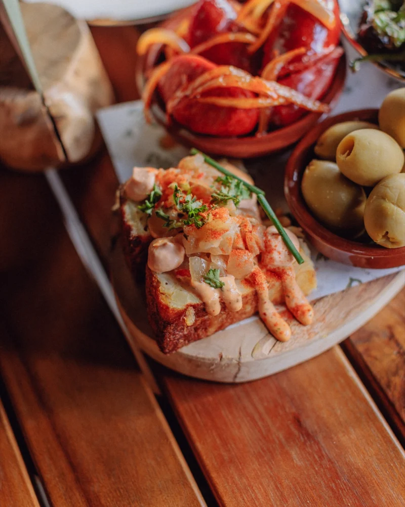 2FOR1 tapasplank met pet-nat bij Bar Ella Noordwijk
