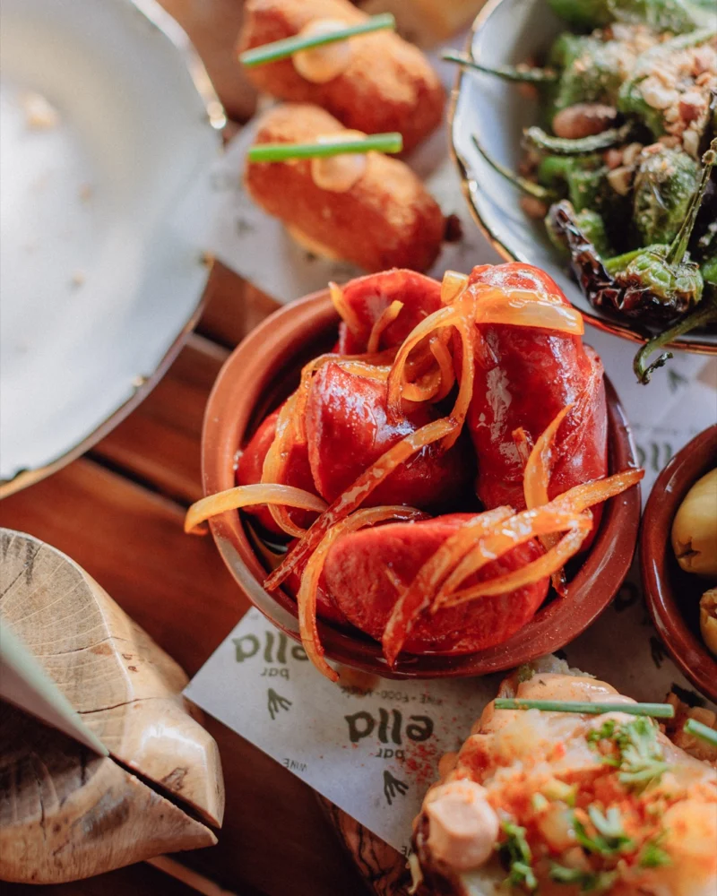 2FOR1 tapasplank met pet-nat bij Bar Ella Noordwijk
