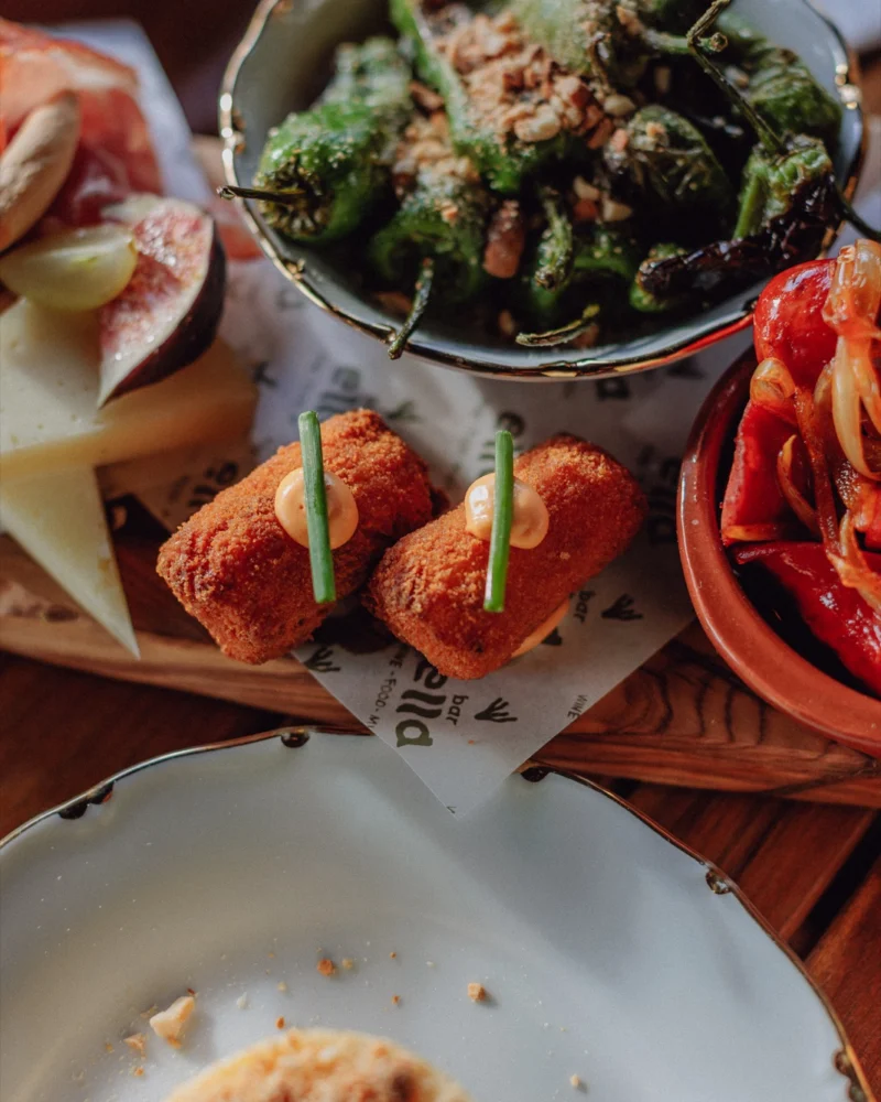 2FOR1 tapasplank met pet-nat bij Bar Ella Noordwijk