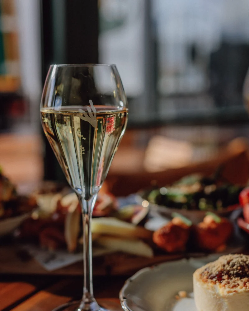 2FOR1 tapasplank met pet-nat bij Bar Ella Noordwijk