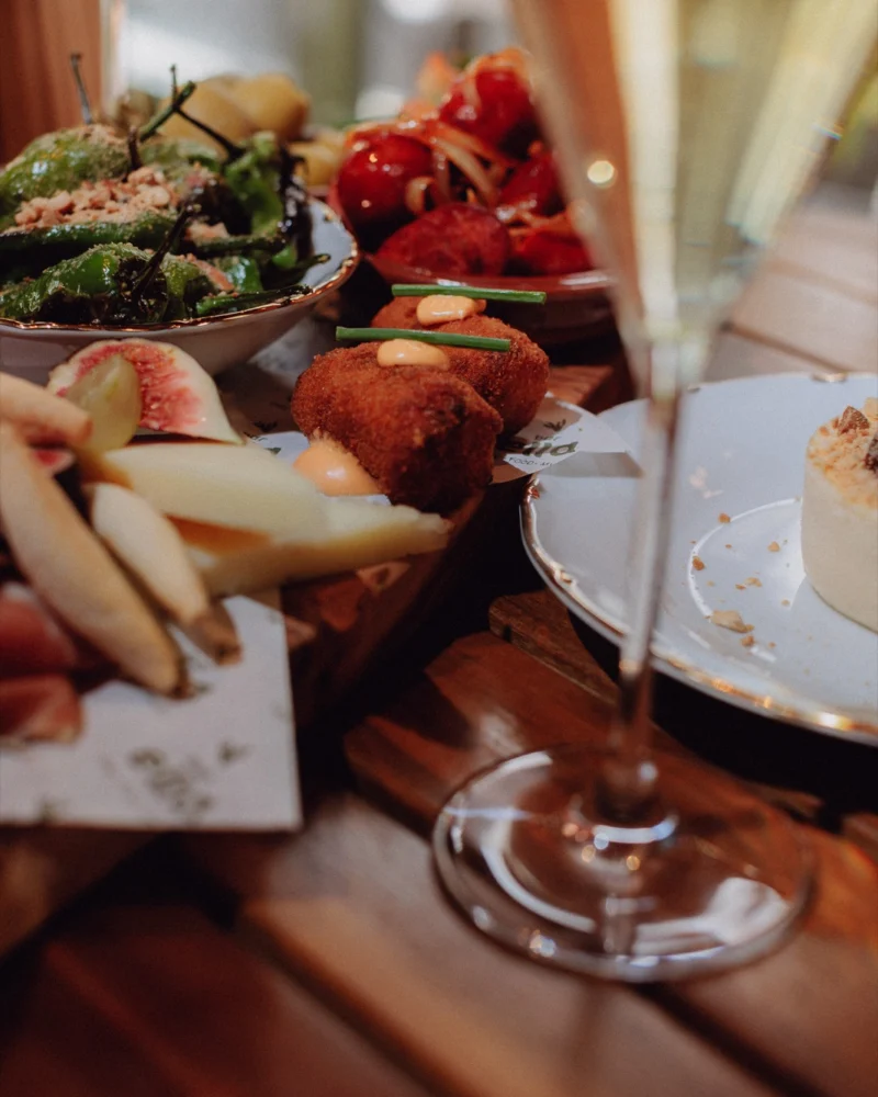 2FOR1 tapasplank met pet-nat bij Bar Ella Noordwijk