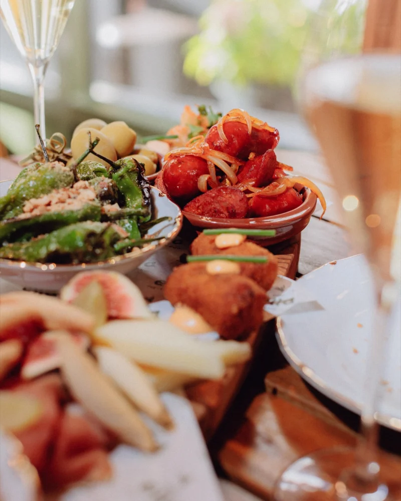 2FOR1 tapasplank met pet-nat bij Bar Ella Noordwijk